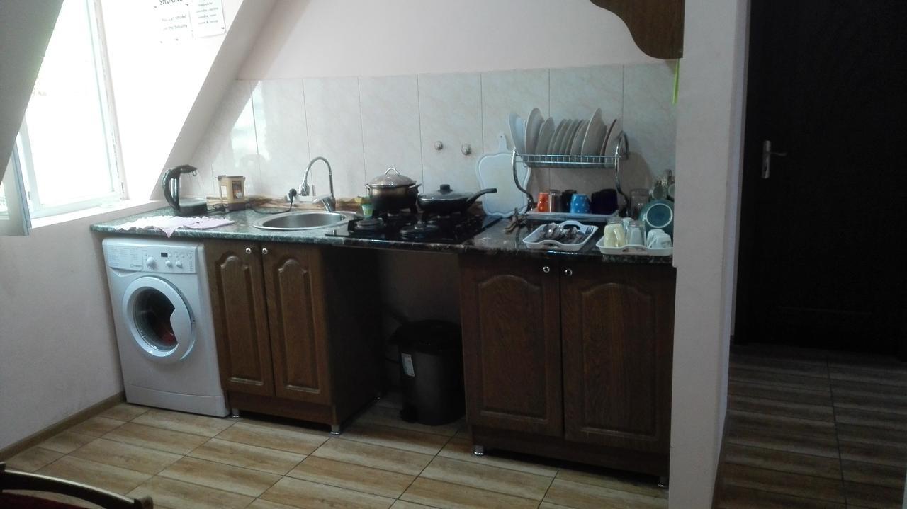 Everyday Cat Hostel Батуми Экстерьер фото