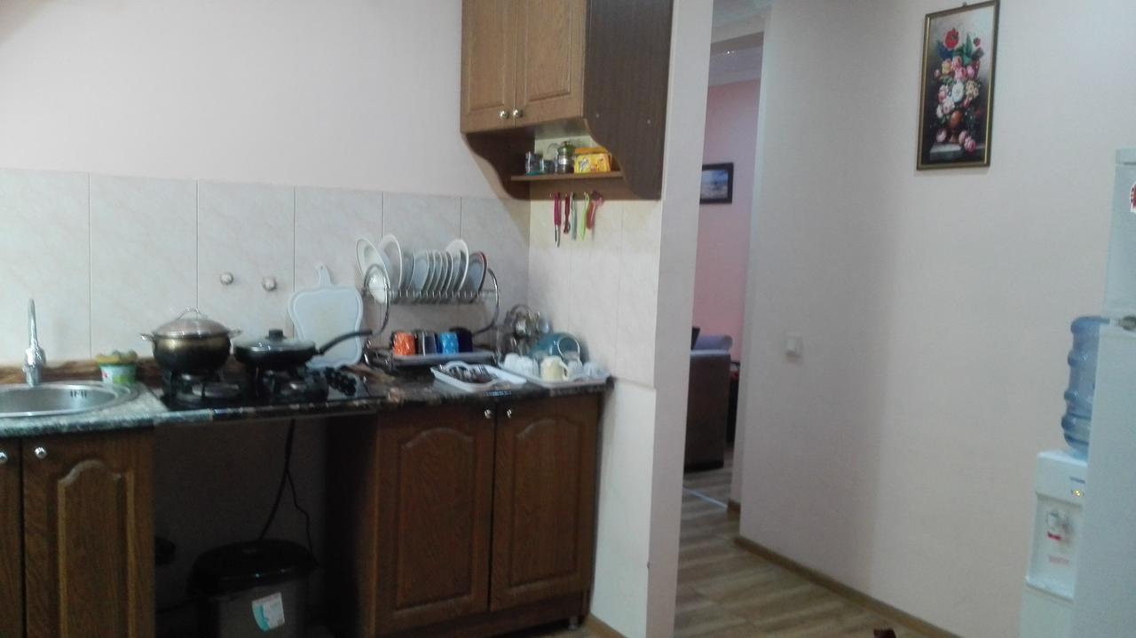 Everyday Cat Hostel Батуми Экстерьер фото