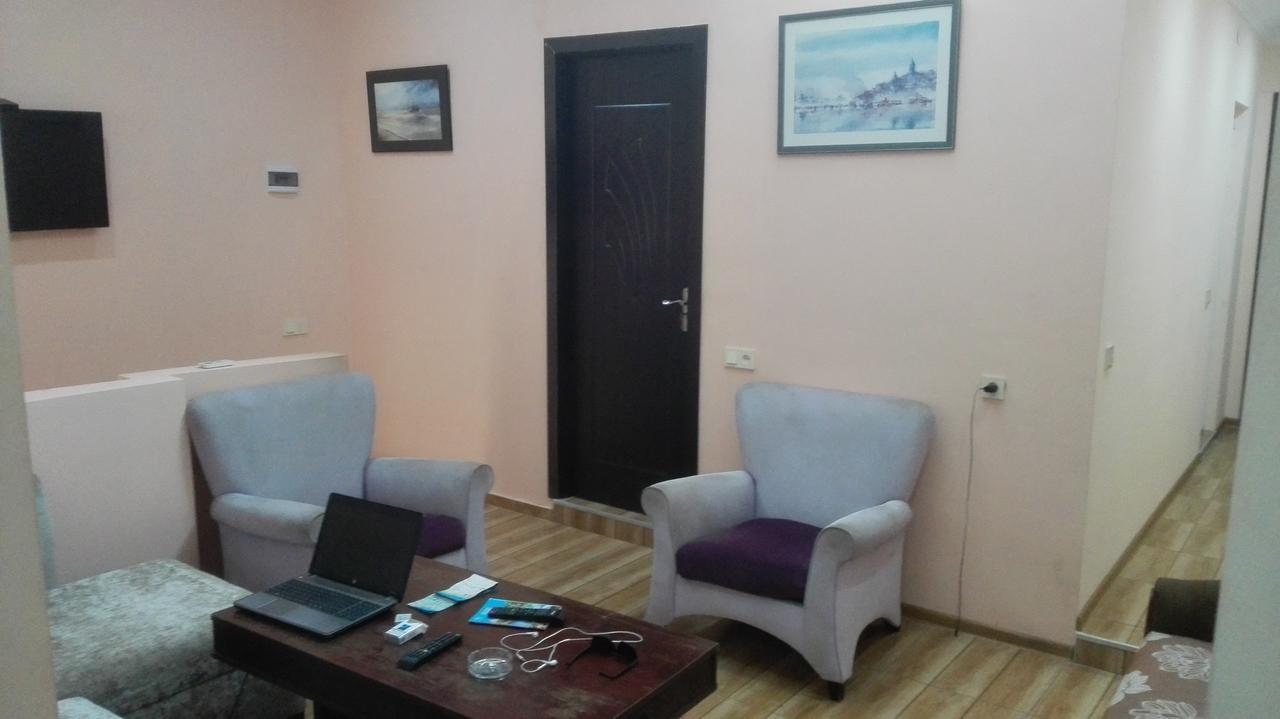 Everyday Cat Hostel Батуми Экстерьер фото