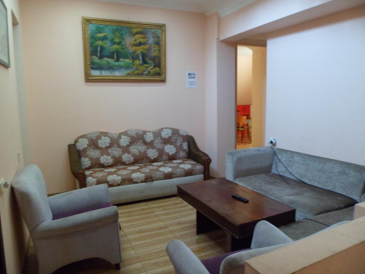 Everyday Cat Hostel Батуми Экстерьер фото