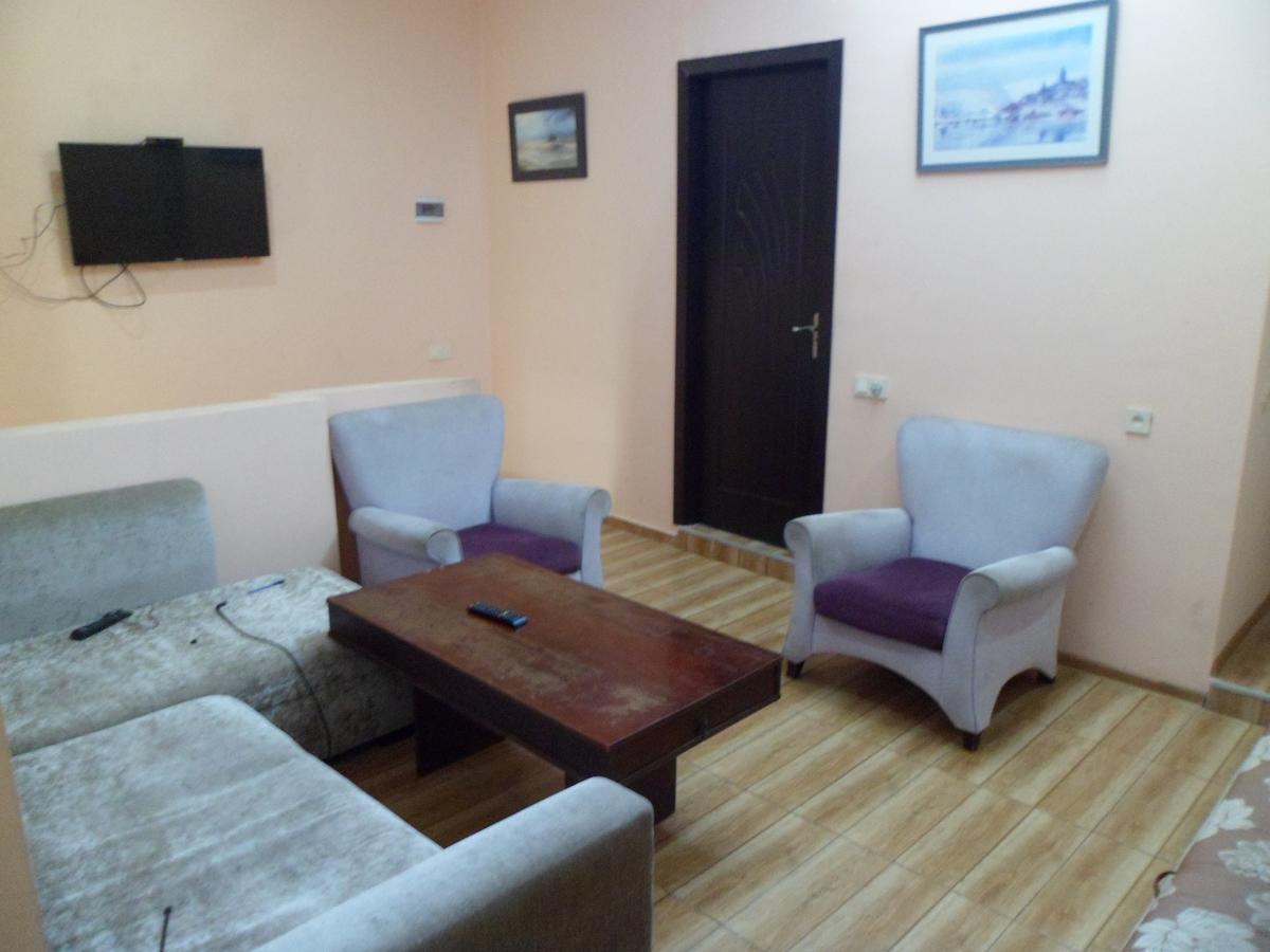 Everyday Cat Hostel Батуми Экстерьер фото