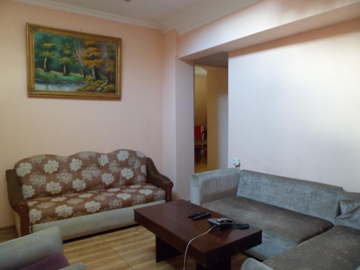 Everyday Cat Hostel Батуми Экстерьер фото