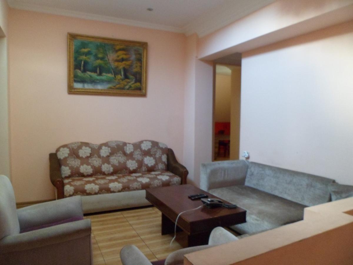 Everyday Cat Hostel Батуми Экстерьер фото